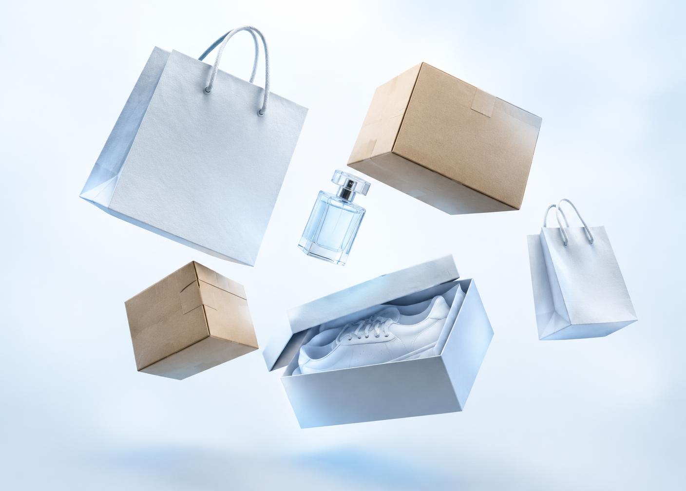Sacolas, caixas e produtos reunidos